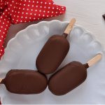 Эскимо на палочке в шоколадной глазури