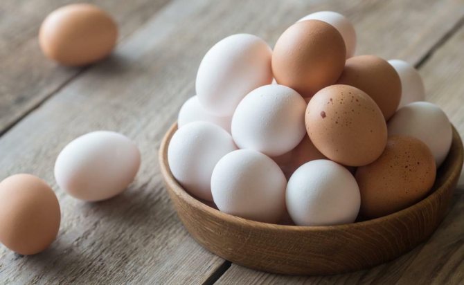 Хранить в холодильнике нужно только вымытые яйца. Остальные прекрасно полежат до следующего омлета или бисквита при обычных условиях хранения — просто на кухонной полке.