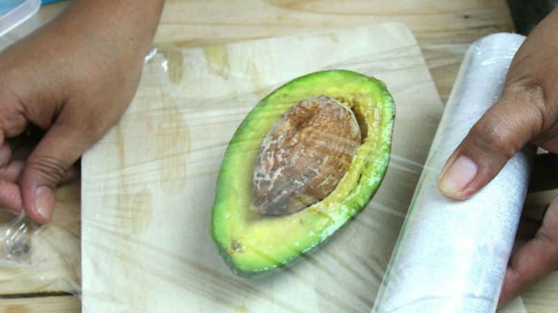 Как правильно хранить разрезанный авокадо