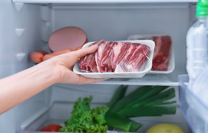 Как правильно разморозить мясо, чтобы на нем не размножались бактерии