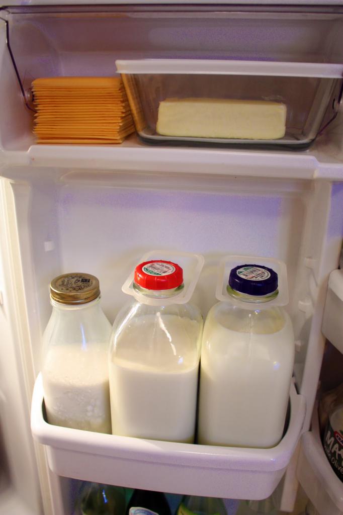 молоко в холодильнике