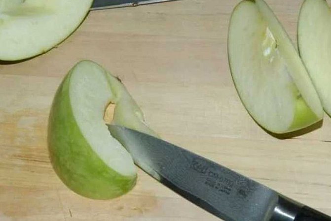 разрезать яблоки на дольки