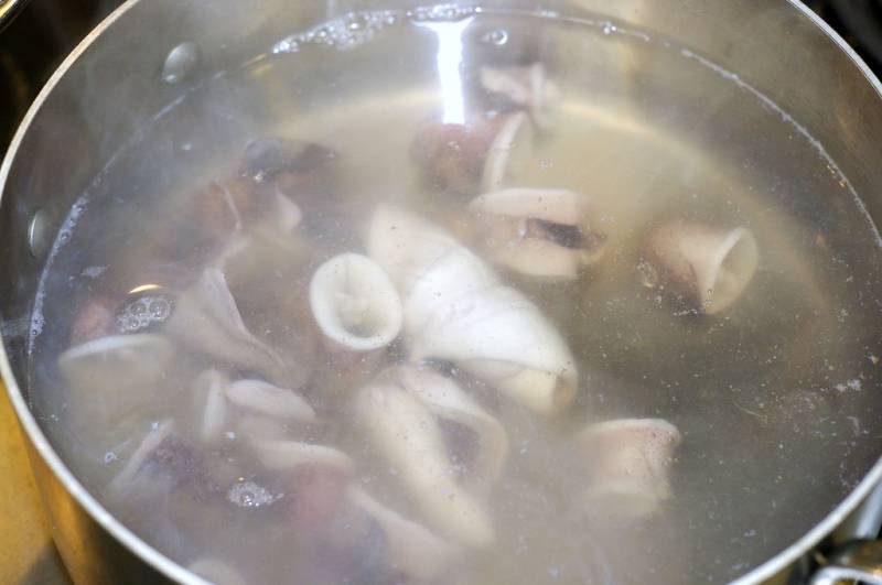 Сколько варить кальмары замороженные для салата: виды, время варки и особенности приготовления