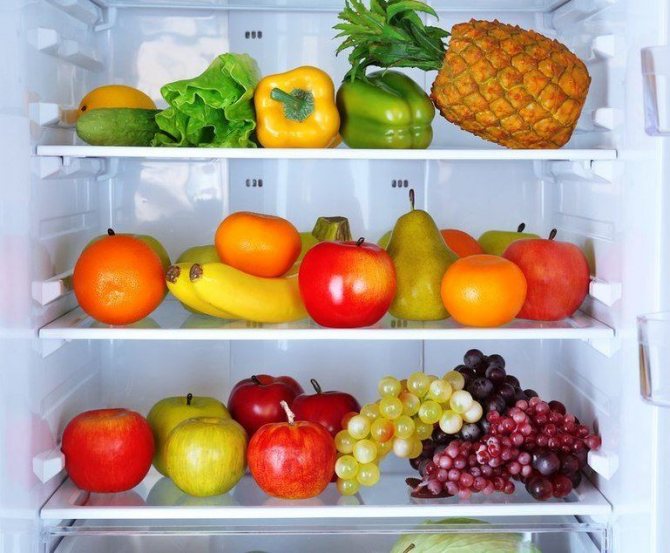 сливы и груши в холодильнике