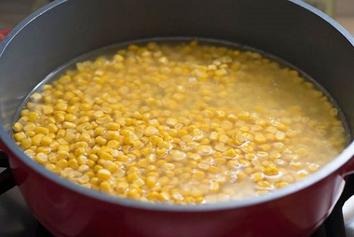 зерна кукурузы в воде